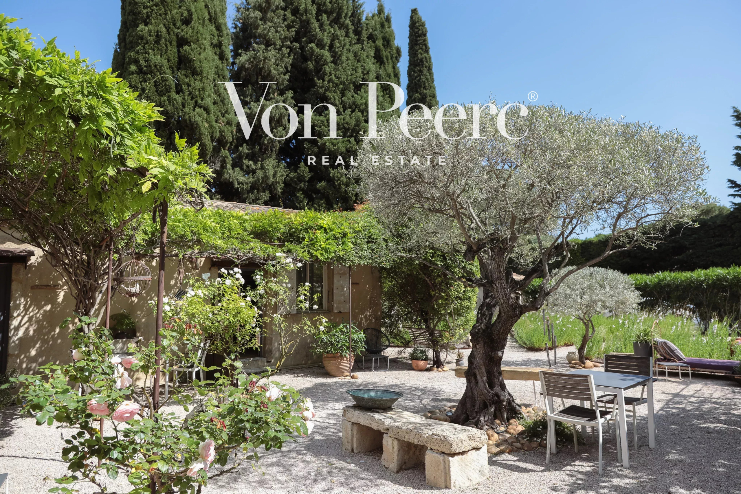 Maison de caractère avec piscine et jardin à Saint-Laurent-des-Arbres, près d'Avignon.