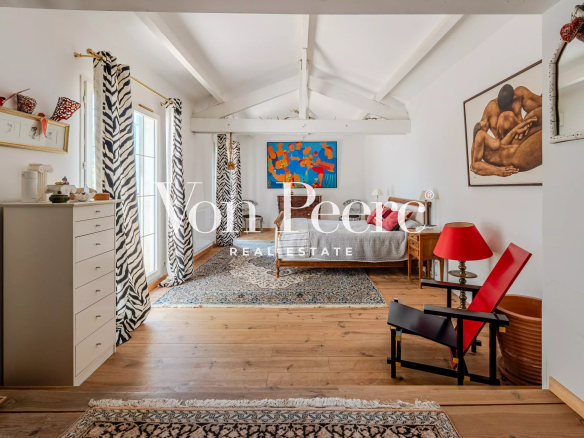 Intérieur d'une chambre lumineuse avec décoration artistique et mobilier en bois.