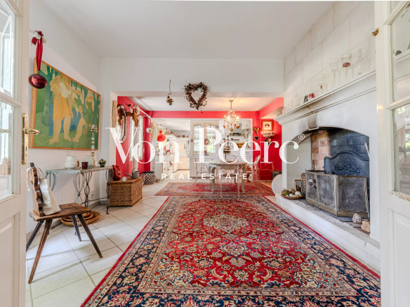 Intérieur d'une maison provençale avec cheminée et tapis, décorée avec goût.