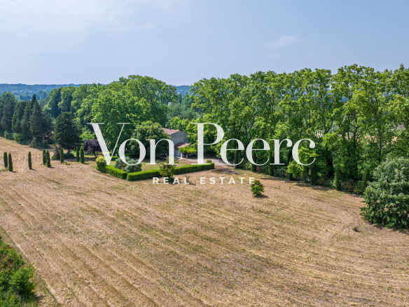 Vue aérienne d'une propriété avec un mas provençal entouré de verdure et de champs à Caumont-sur-Durance.