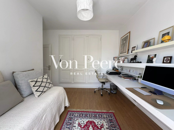 Intérieur d'une maison avec bureau et coin détente.