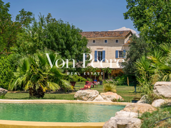 Maison provençale avec piscine et terrain – AVIGNON