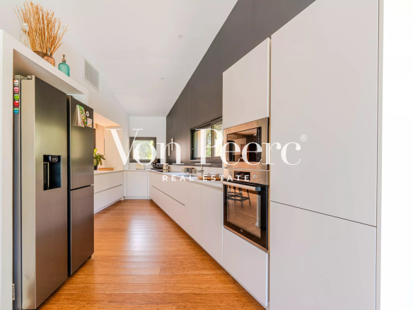 Modern and bright kitchen in a single-storey villa in Villeneuve-lès-Avignon.