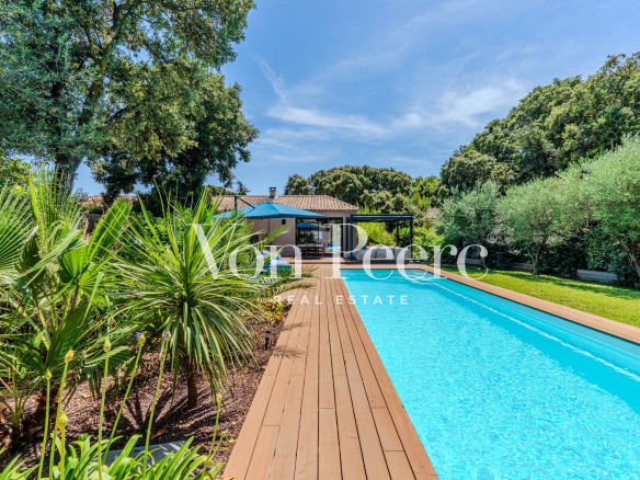 Single-storey villa with swimming pool, garden and terrace in Villeneuve-lès-Avignon.