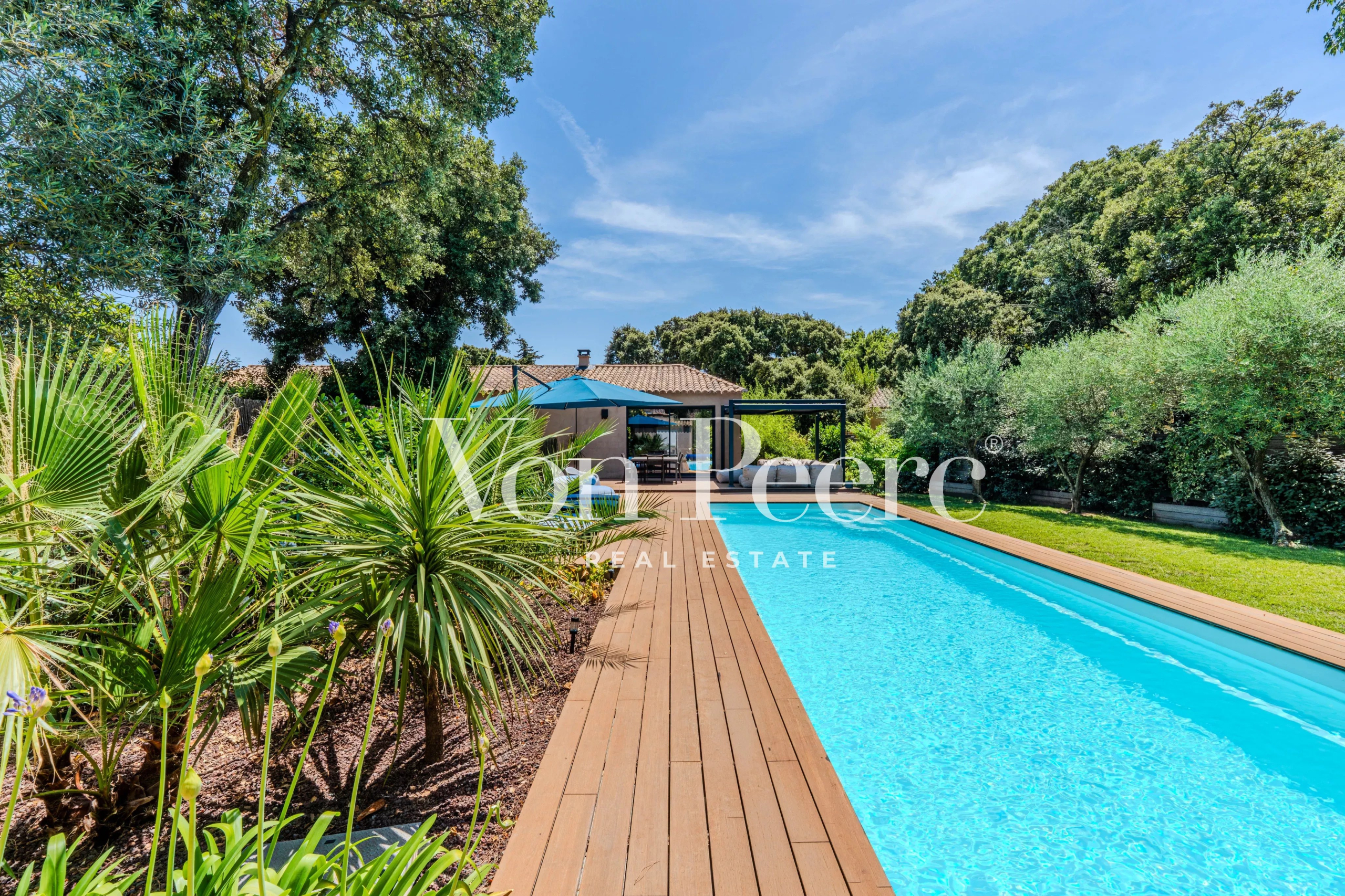 Modern villa with swimming pool in Villeneuve-lès-Avignon Single-storey villa with swimming pool, garden and terrace in Villeneuve-lès-Avignon.