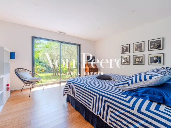 Room in a single-storey villa with garden view, in Villeneuve-lès-Avignon.