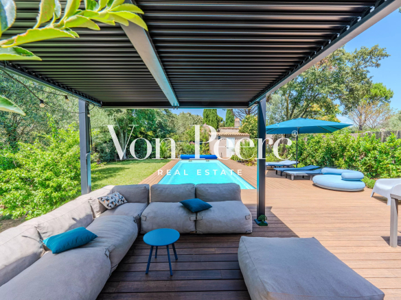 Wooden terrace with outdoor lounge and swimming pool in Villeneuve-lès-Avignon.