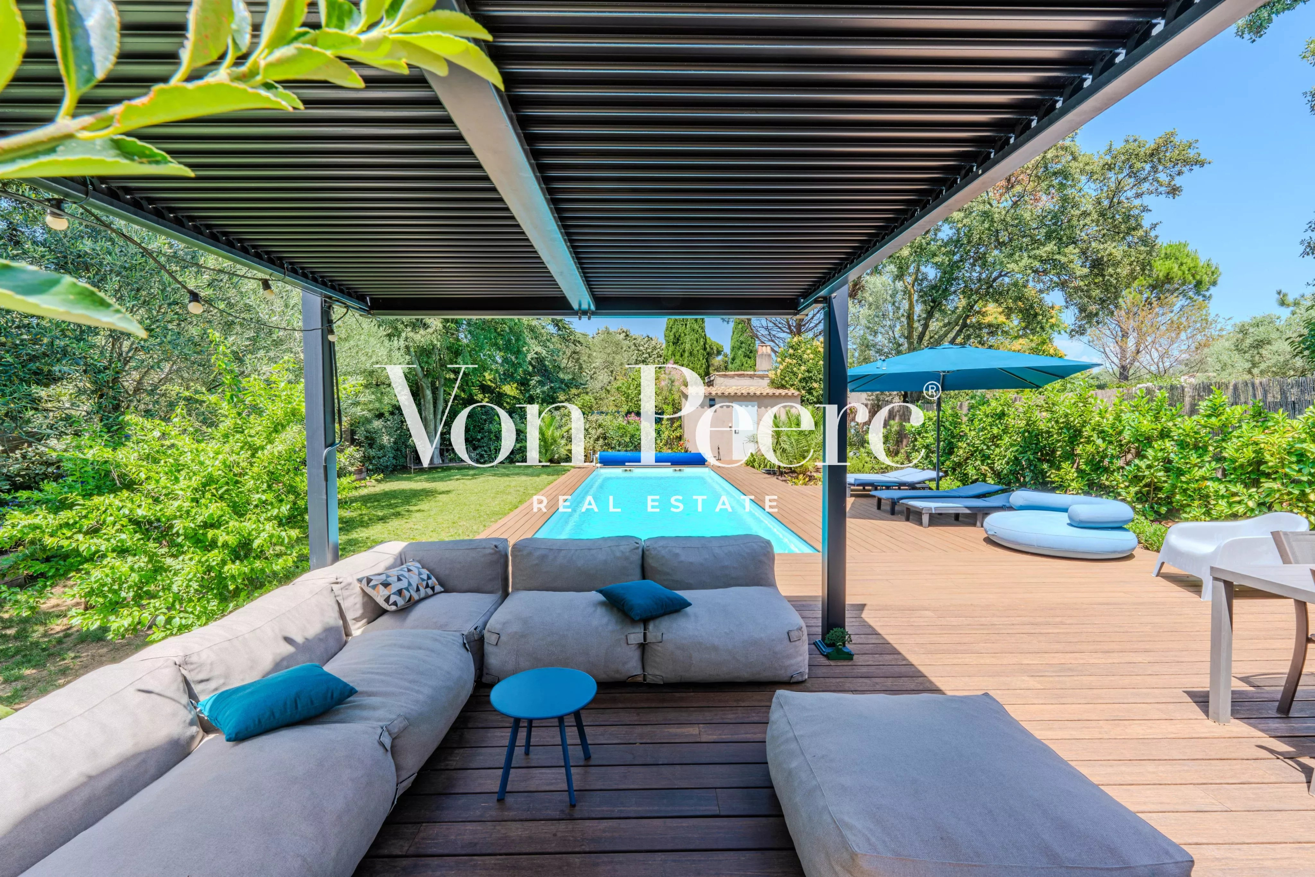 Terrace and swimming pool in Villeneuve-lès-Avignon Wooden terrace with outdoor lounge and swimming pool in Villeneuve-lès-Avignon.