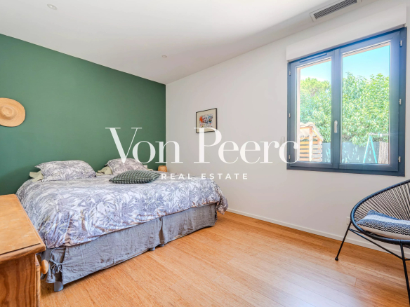 Bedroom in a single-storey villa in Villeneuve-lès-Avignon, decorated with a green wall and a double bed.