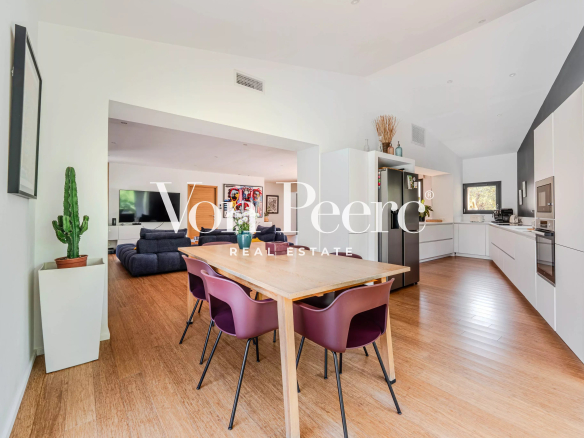 Interior of a modern villa with a bright dining room and living room in Villeneuve-lès-Avignon.