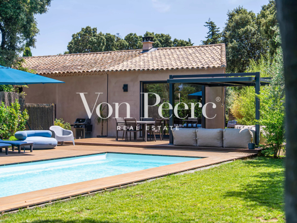 Single-storey villa with swimming pool and terrace, surrounded by greenery in Villeneuve-lès-Avignon.