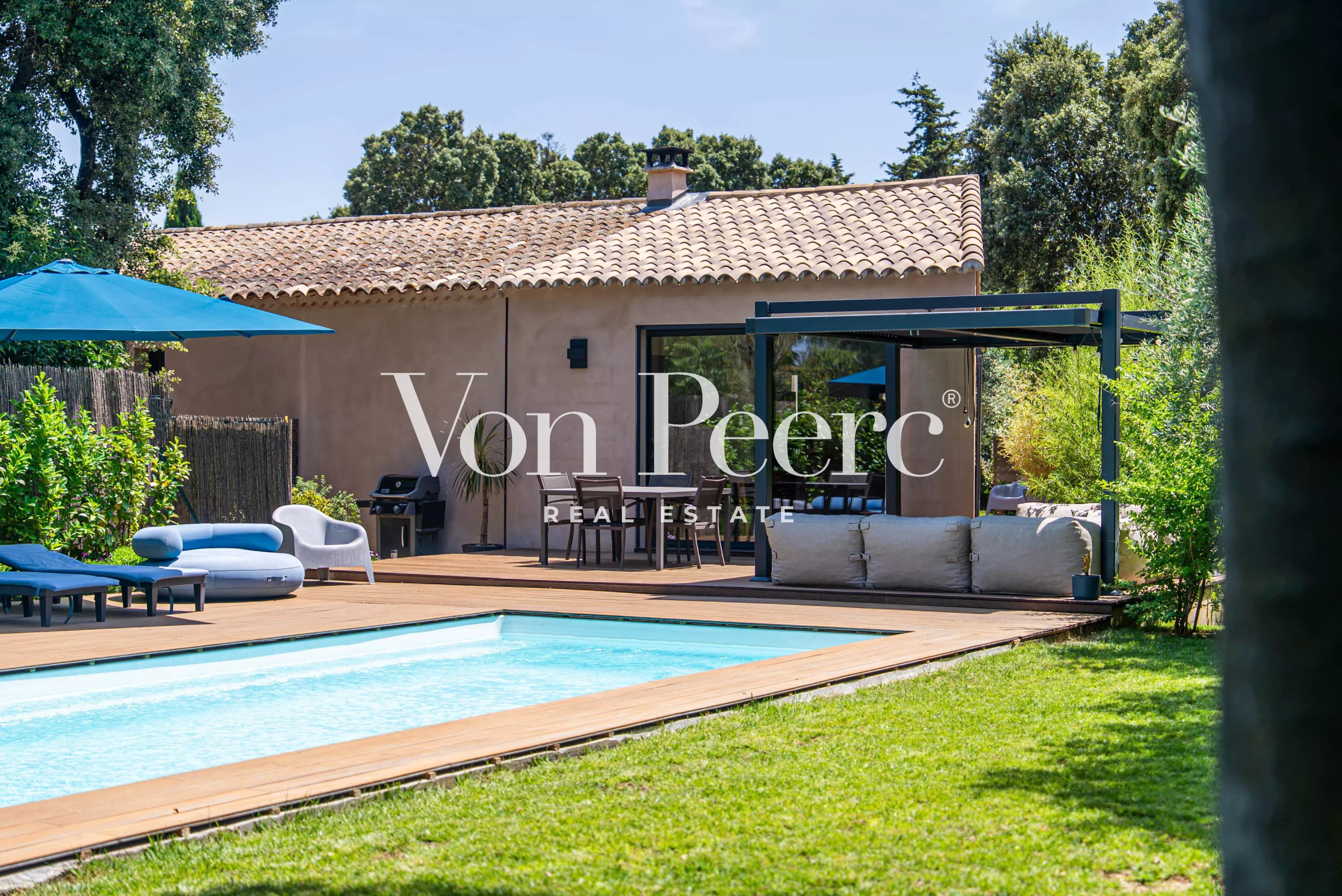 Modern villa with swimming pool in Villeneuve-lès-Avignon Single-storey villa with swimming pool and terrace, surrounded by greenery in Villeneuve-lès-Avignon.
