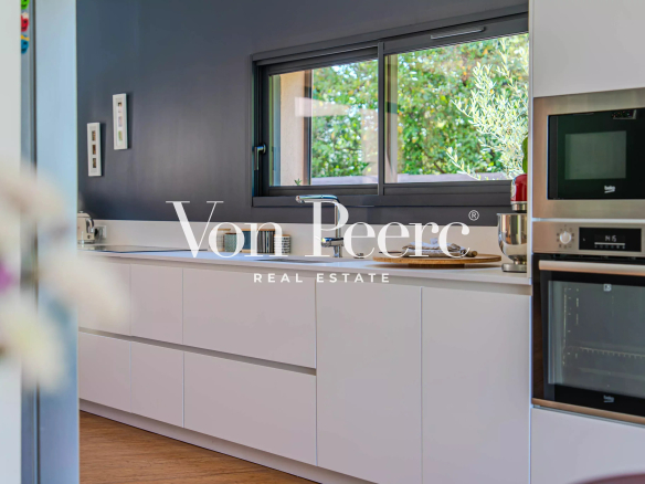 Modern and bright kitchen in a single-storey villa in Villeneuve-lès-Avignon.