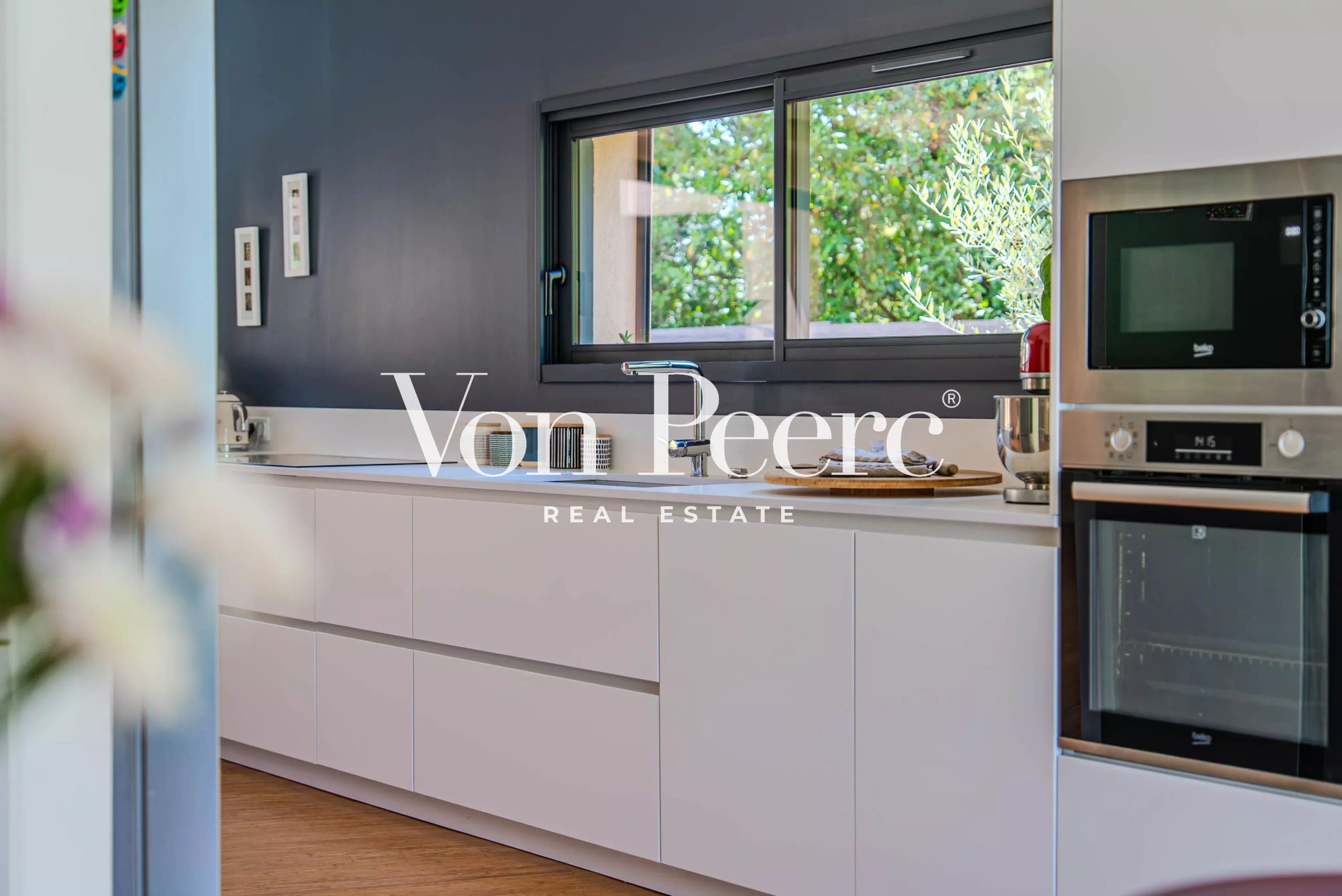Villa kitchen in Villeneuve-lès-Avignon Modern and bright kitchen in a single-storey villa in Villeneuve-lès-Avignon.