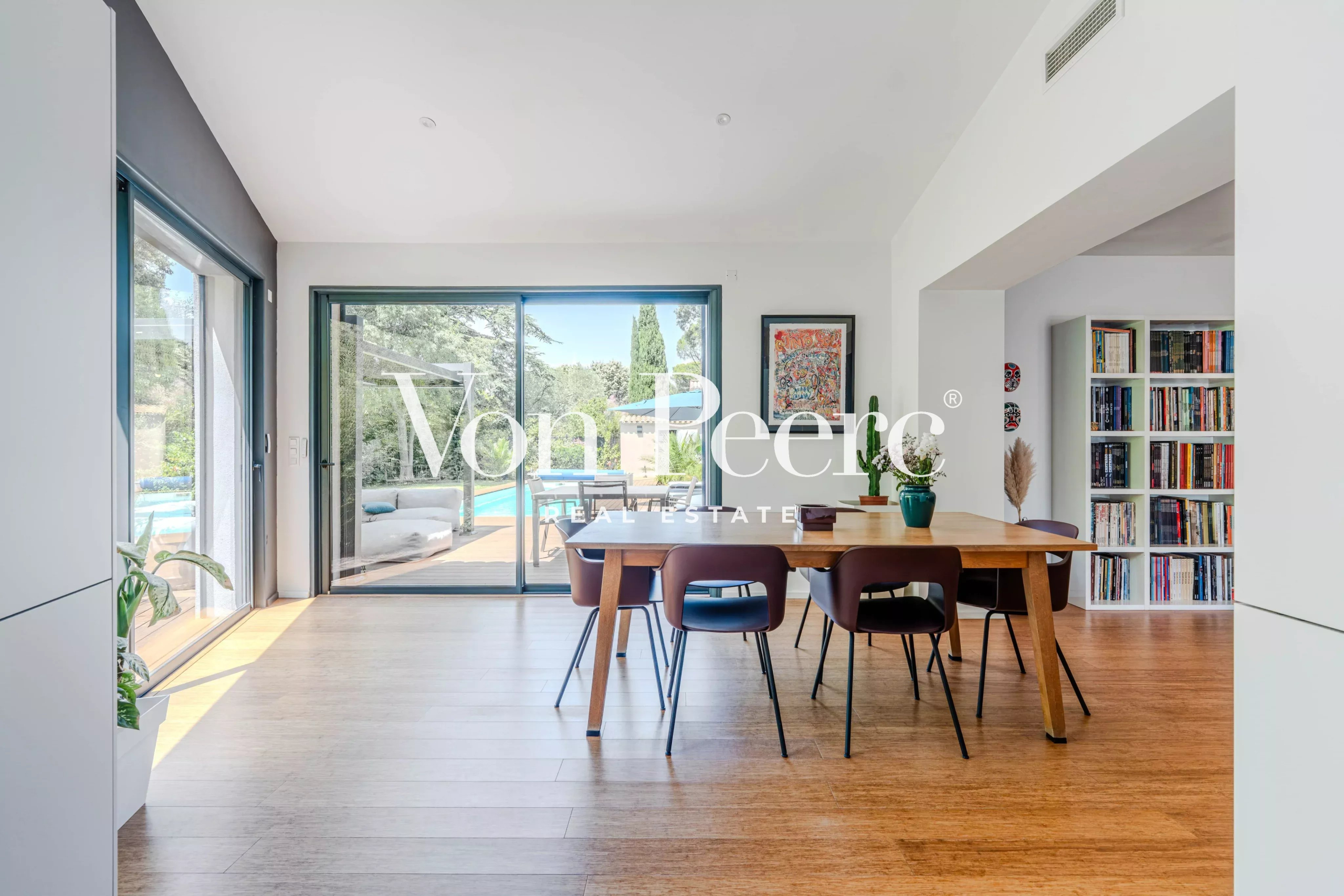 Interior of a villa in Villeneuve-lès-Avignon Interior of a modern villa with dining room and garden view.