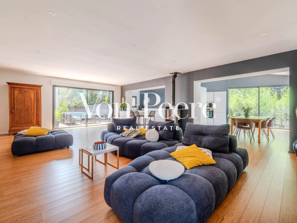 Interior of a single-storey villa with modern living and dining room in Villeneuve-lès-Avignon.