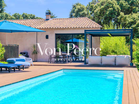 Single-storey villa with swimming pool and wooden terrace, surrounded by greenery in Villeneuve-lès-Avignon.