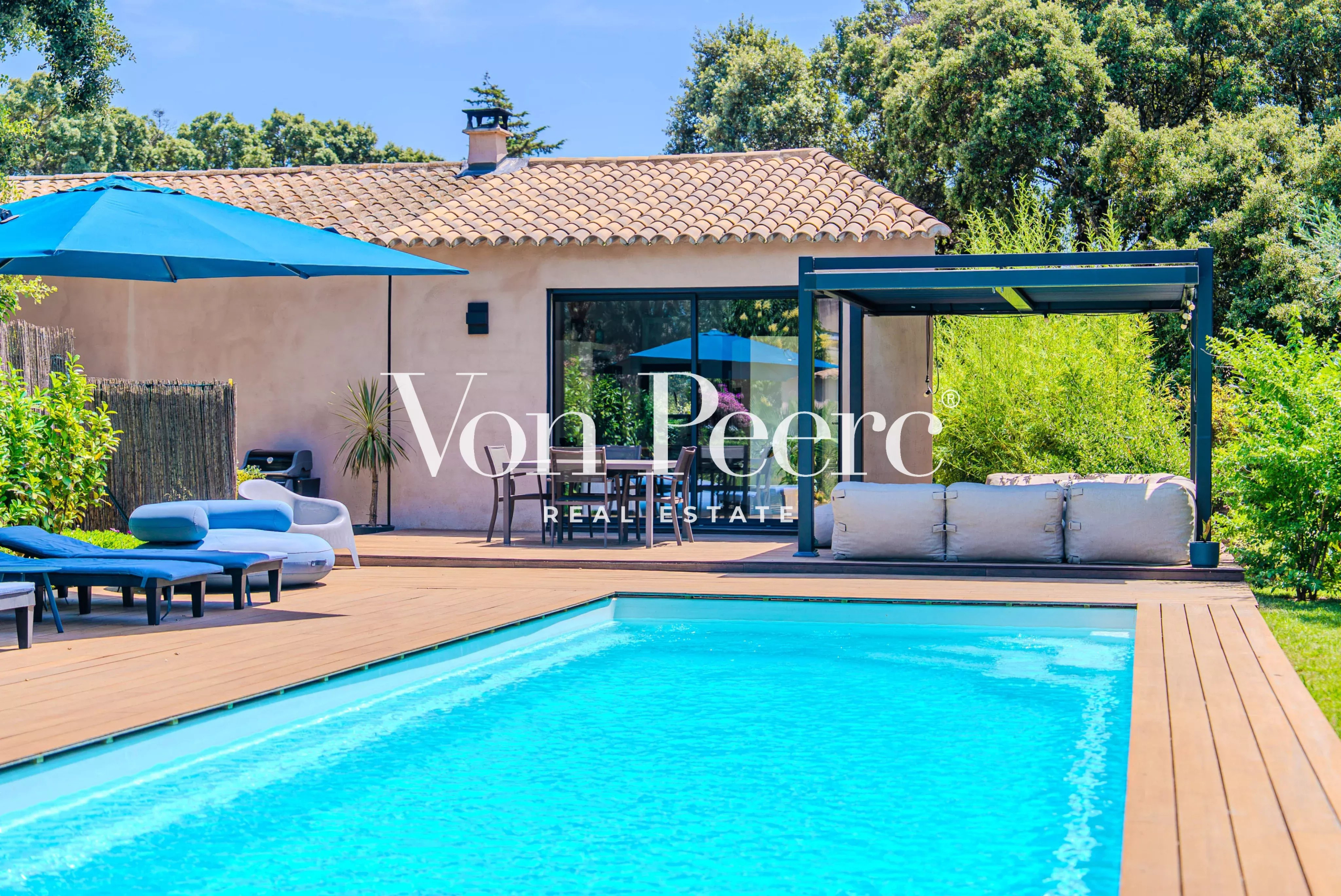 Modern villa with swimming pool in Villeneuve-lès-Avignon Single-storey villa with swimming pool and wooden terrace, surrounded by greenery in Villeneuve-lès-Avignon.