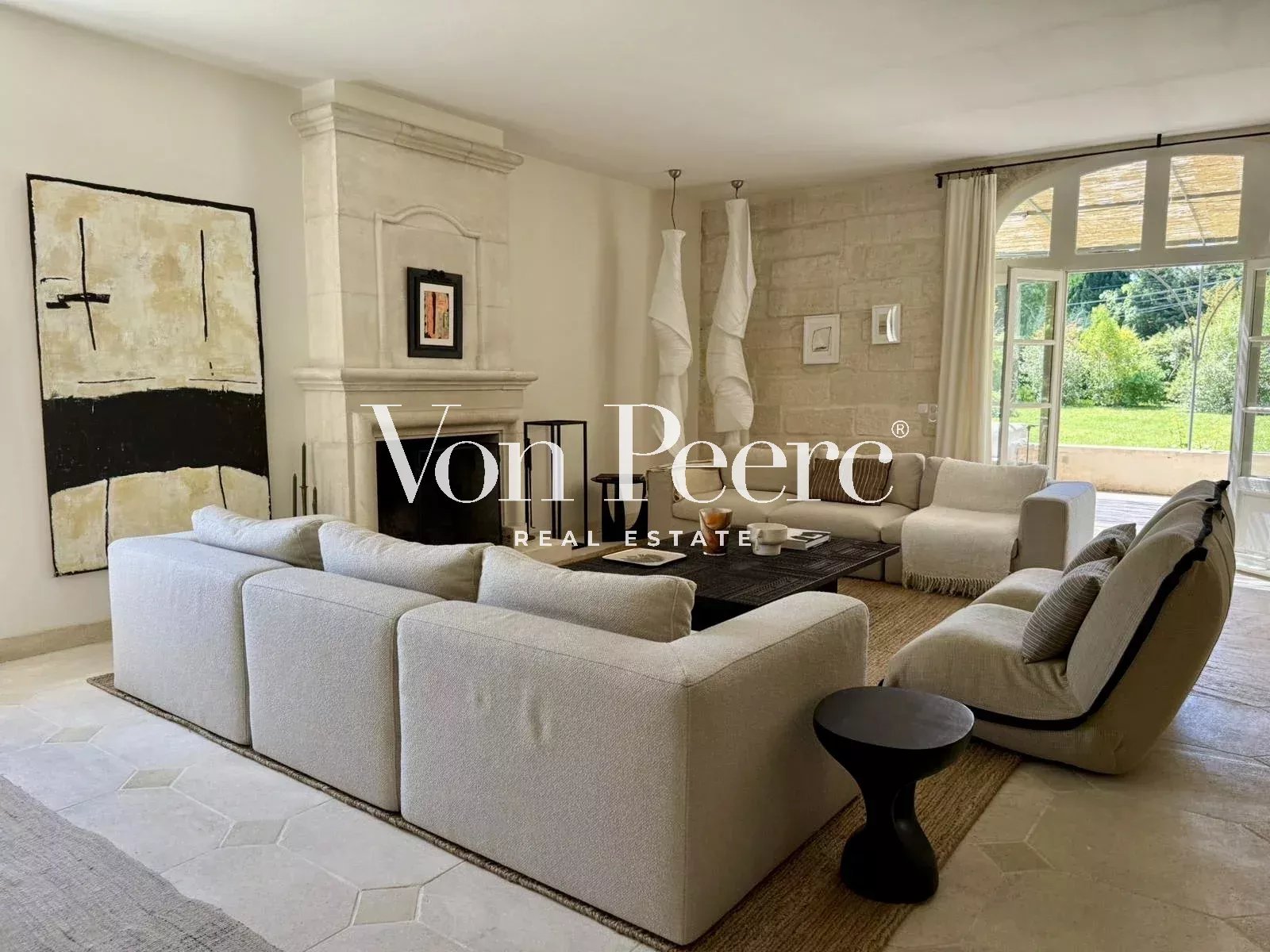 Séjour d’une maison rénovée à Saint-Rémy-de-Provence Intérieur d'une maison ancienne rénovée avec un grand séjour lumineux et cheminée.