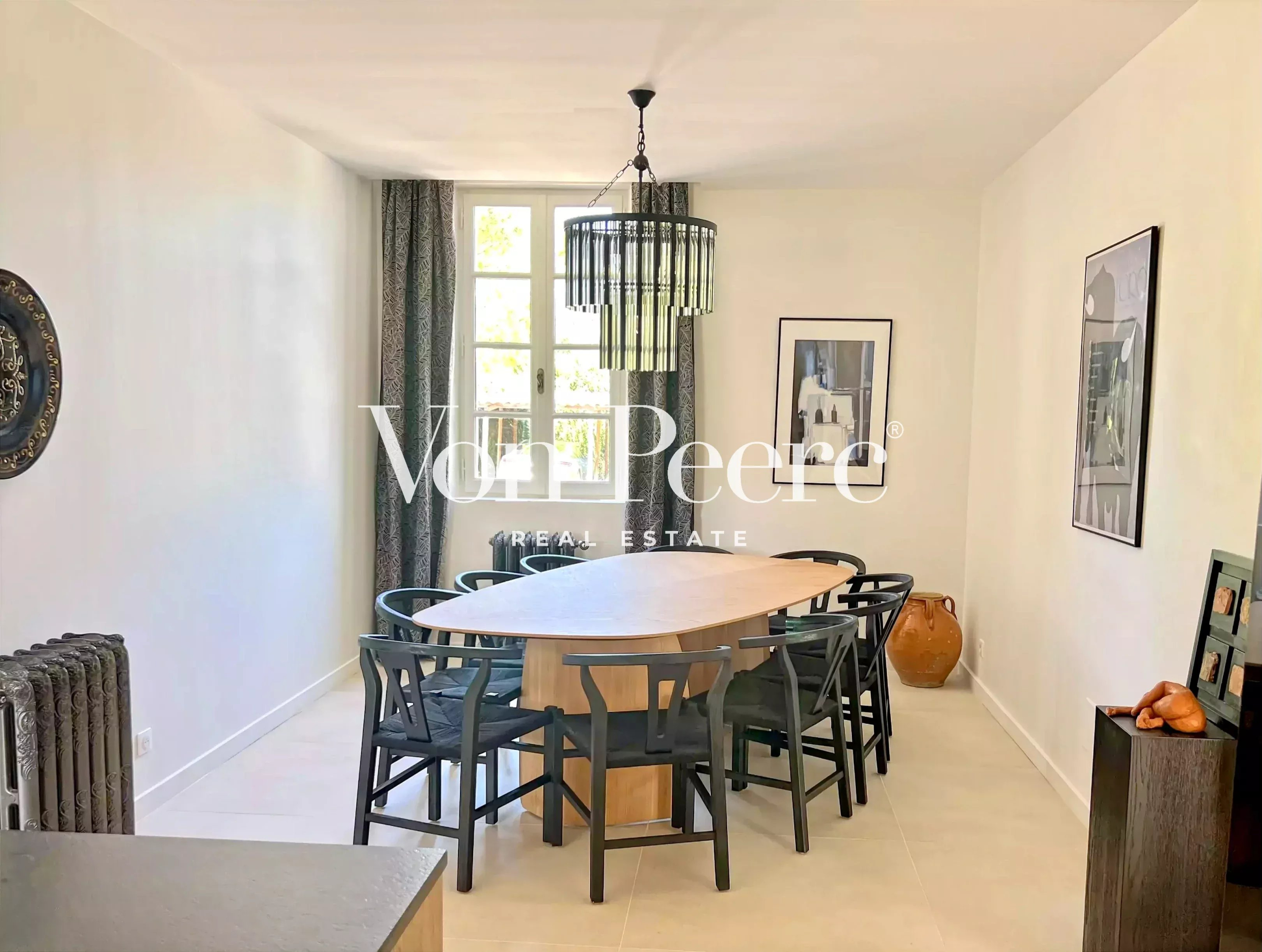 Salle à manger d’une maison rénovée Intérieur d'une maison rénovée avec une grande table à manger et des chaises, style moderne.