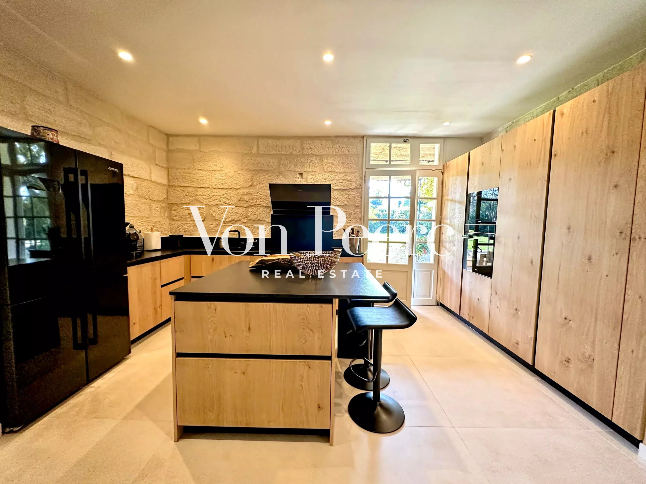 Cuisine d’une maison rénovée à Saint-Rémy-de-Provence Cuisine moderne d'une maison ancienne rénovée, avec mobilier en bois et équipements modernes.