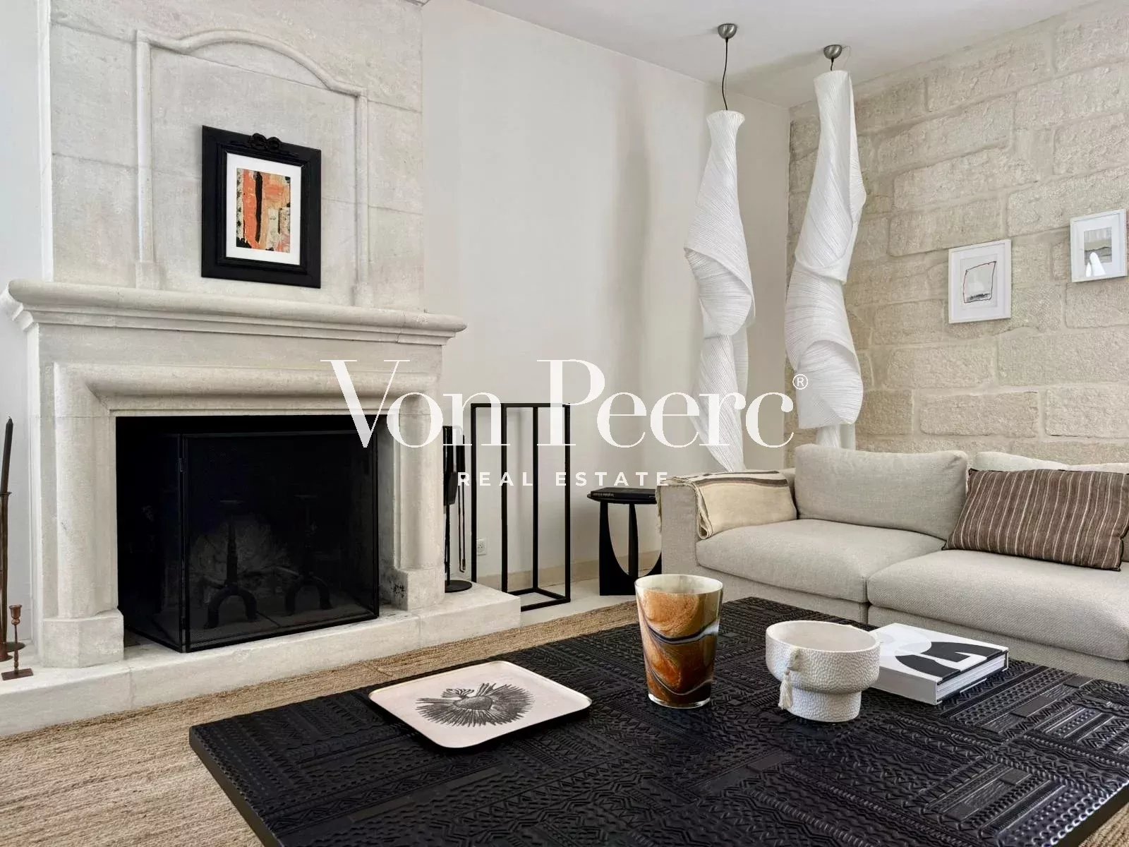 Intérieur d’une maison rénovée Intérieur d'une maison ancienne rénovée avec cheminée et salon confortable.