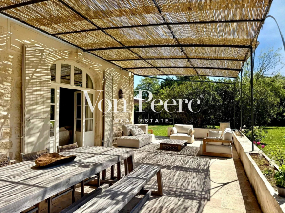 Terrasse d'une maison ancienne rénovée avec mobilier extérieur à Saint-Rémy-de-Provence.