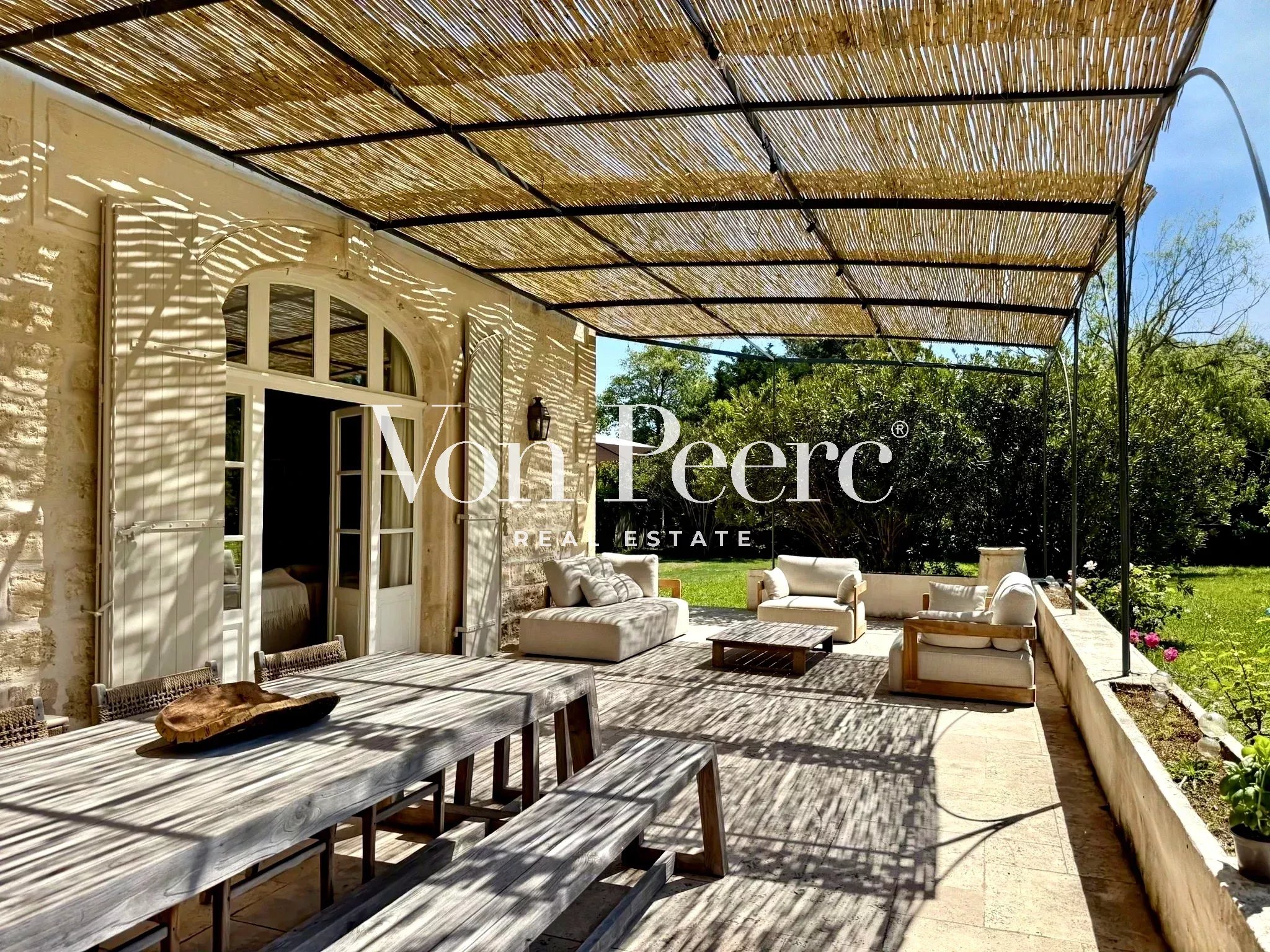 Terrasse d’une maison rénovée Terrasse d'une maison ancienne rénovée avec mobilier extérieur à Saint-Rémy-de-Provence.