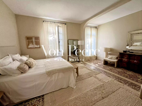 Chambre d'une maison ancienne rénovée avec lit double et décoration chaleureuse à Saint-Rémy-de-Provence.