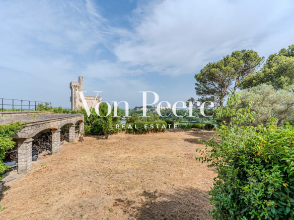 Wooded plot of 2,857 m² with views of monuments in Villeneuve-lès-Avignon.
