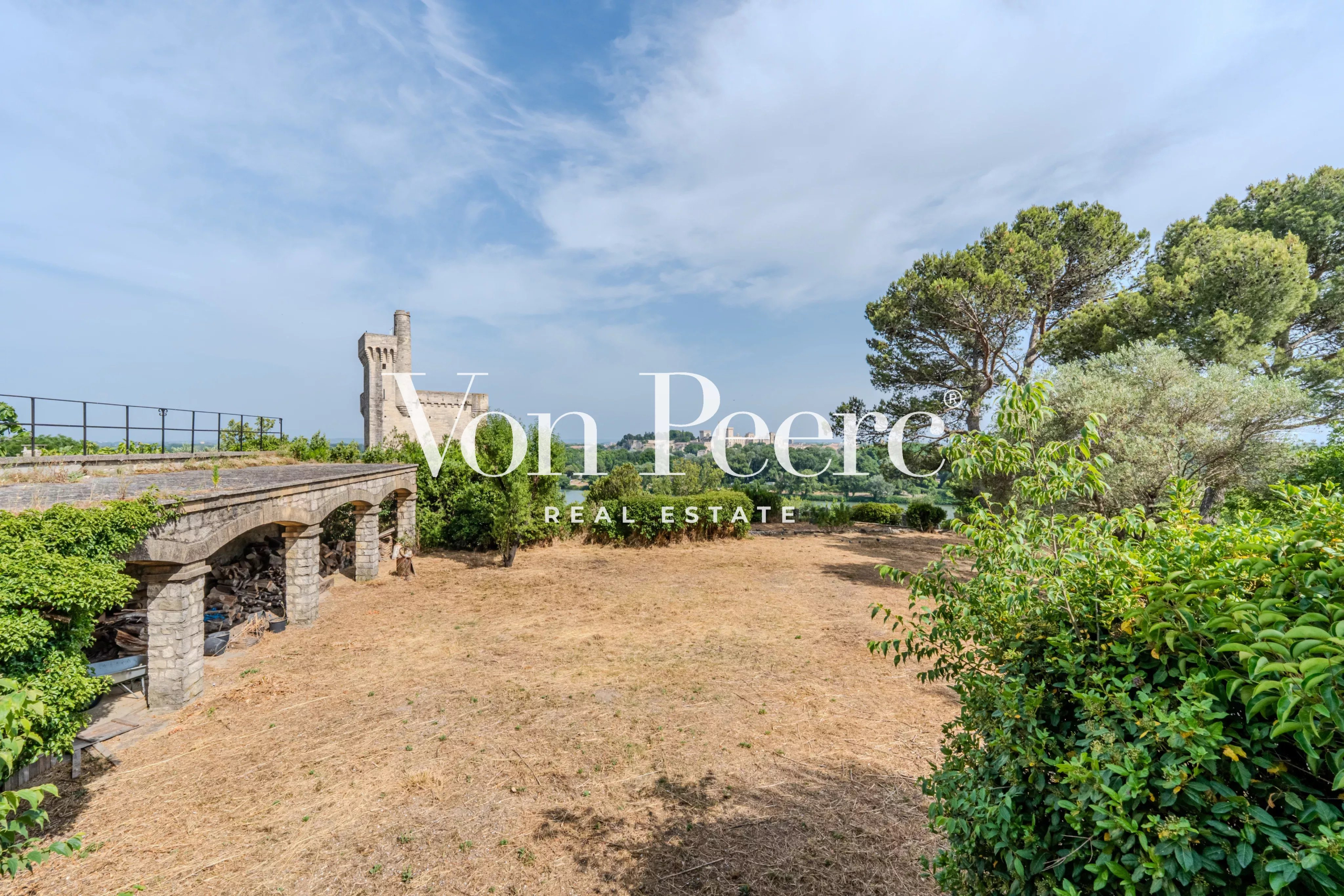 Land for sale in Villeneuve-lès-Avignon Wooded plot of 2,857 m² with views of monuments in Villeneuve-lès-Avignon.