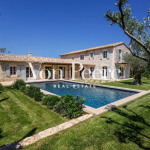 JOLIE PROPRIETE DE VILLAGE A VENDRE A EYGALIERES