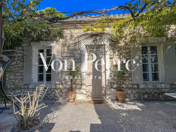CHARMING HOUSE IN THE HEART OF THE VILLAGE OF EYGALIERES