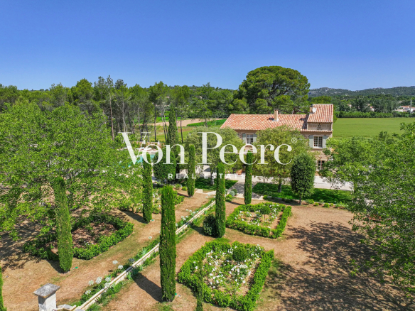 UNIQUE PROPERTY FOR SALE 8 minutes from Saint-Remy-de-Provence