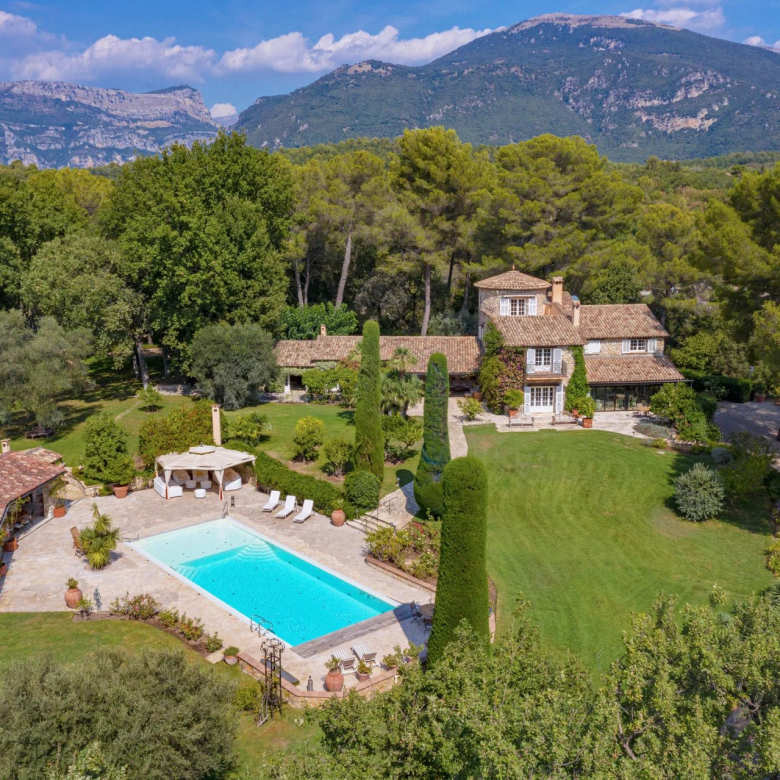 Magnificent 18th-century castle with park and 12 hectares