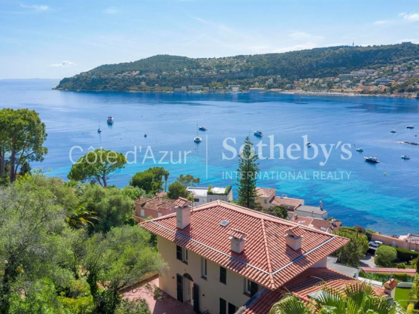 For Sale in Saint Jean Cap Ferrat – 5 room apartment on the ground floor, sea view.