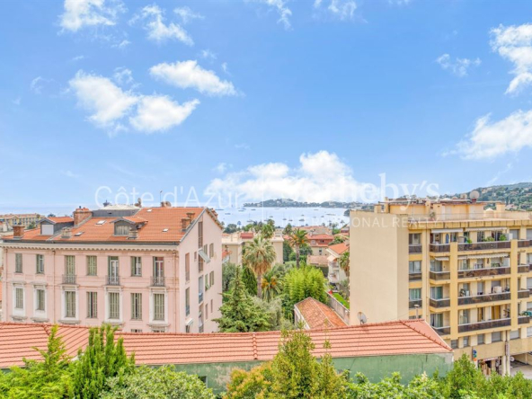 In the heart of Beaulieu, renovated 3-room penthouse with sea view