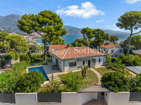 Luxury villa: modern elegance and comfort with panoramic views of the Mediterranean