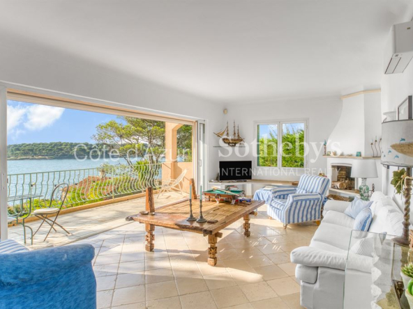 Provençal villa with views of the sea and the bay of La Garoupe