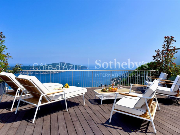 Villefranche sur Mer, penthouse d’exception type 3 pièces avec toit terrasse et vue mer