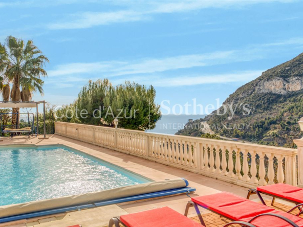 Near Monaco, elegant single-storey villa with swimming pool and large land in Roquebrune-Cap-Martin