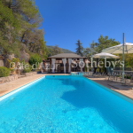 Peille, proche Monaco, dans un domaine privé, villa de plain-pied avec piscine en pleine nature.