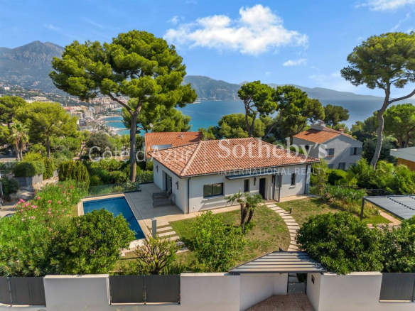 Villa de luxe : élégance moderne et confort avec vue panoramique sur la Méditerranée