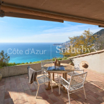 Villa contemporaine avec vue mer panoramique dans le village médiéval de Roquebrune Cap Martin.