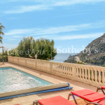 Proche Monaco, villa élégante de plain-pied avec piscine et grand terrain à Roquebrune-Cap-Martin