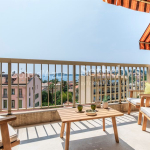 Au cœur de Beaulieu, penthouse 3 pièces rénové avec vue mer