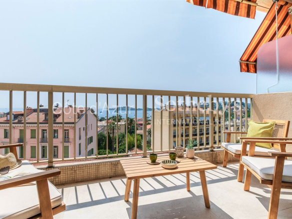 In the heart of Beaulieu, renovated 3-room penthouse with sea view