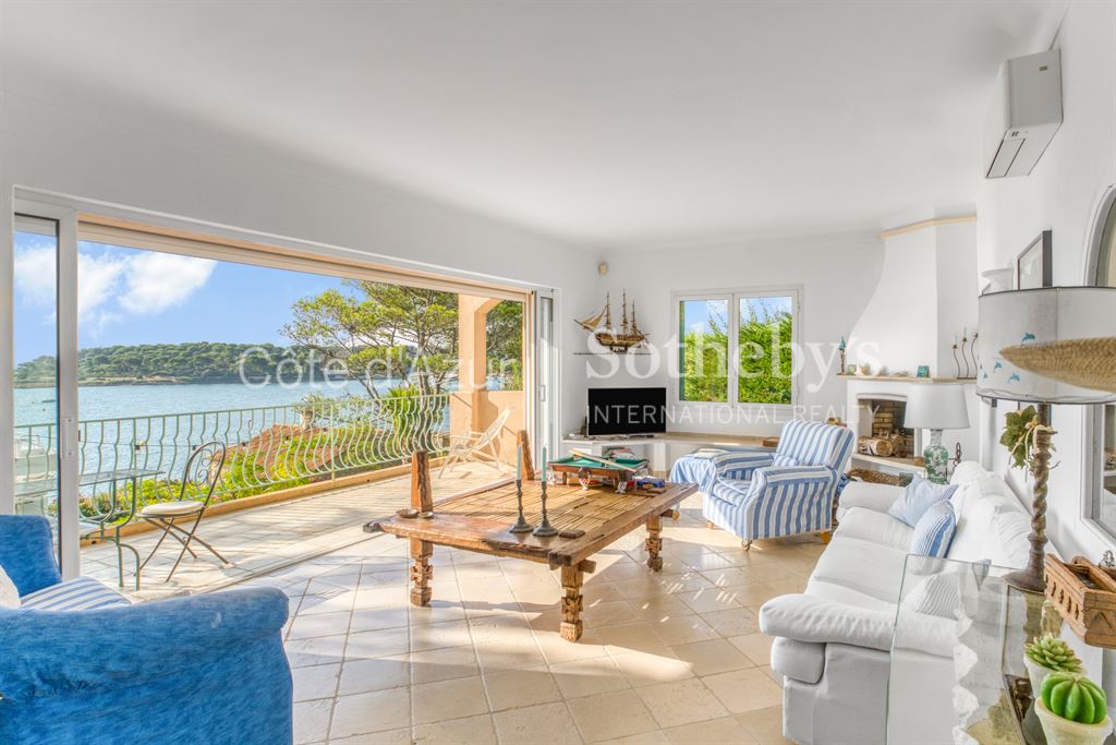 Provençal villa with views of the sea and the bay of La Garoupe