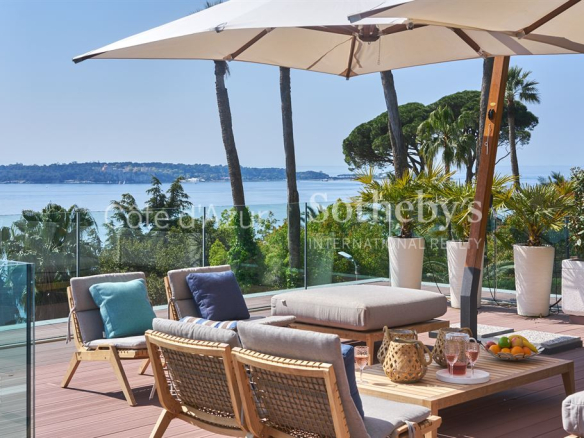 Cannes Californie – Prestigious villa with panoramic sea view for sale