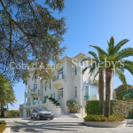 Cap d’Antibes, luxueuse demeure art-déco, sa villa d’invités et sa maison pied dans l’eau, vue mer.
